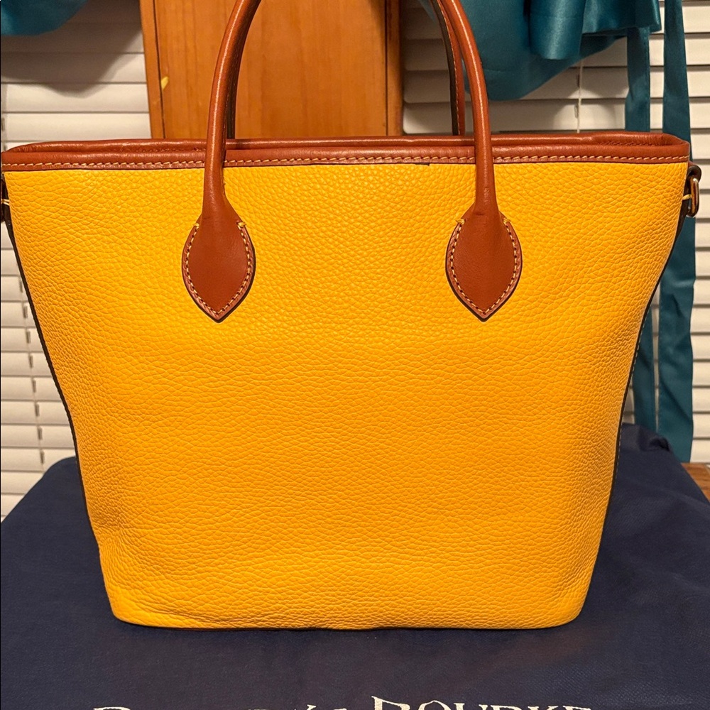 Dooney & Bourke Dandelion Handle Tote with wallet - Picture 2 of 9